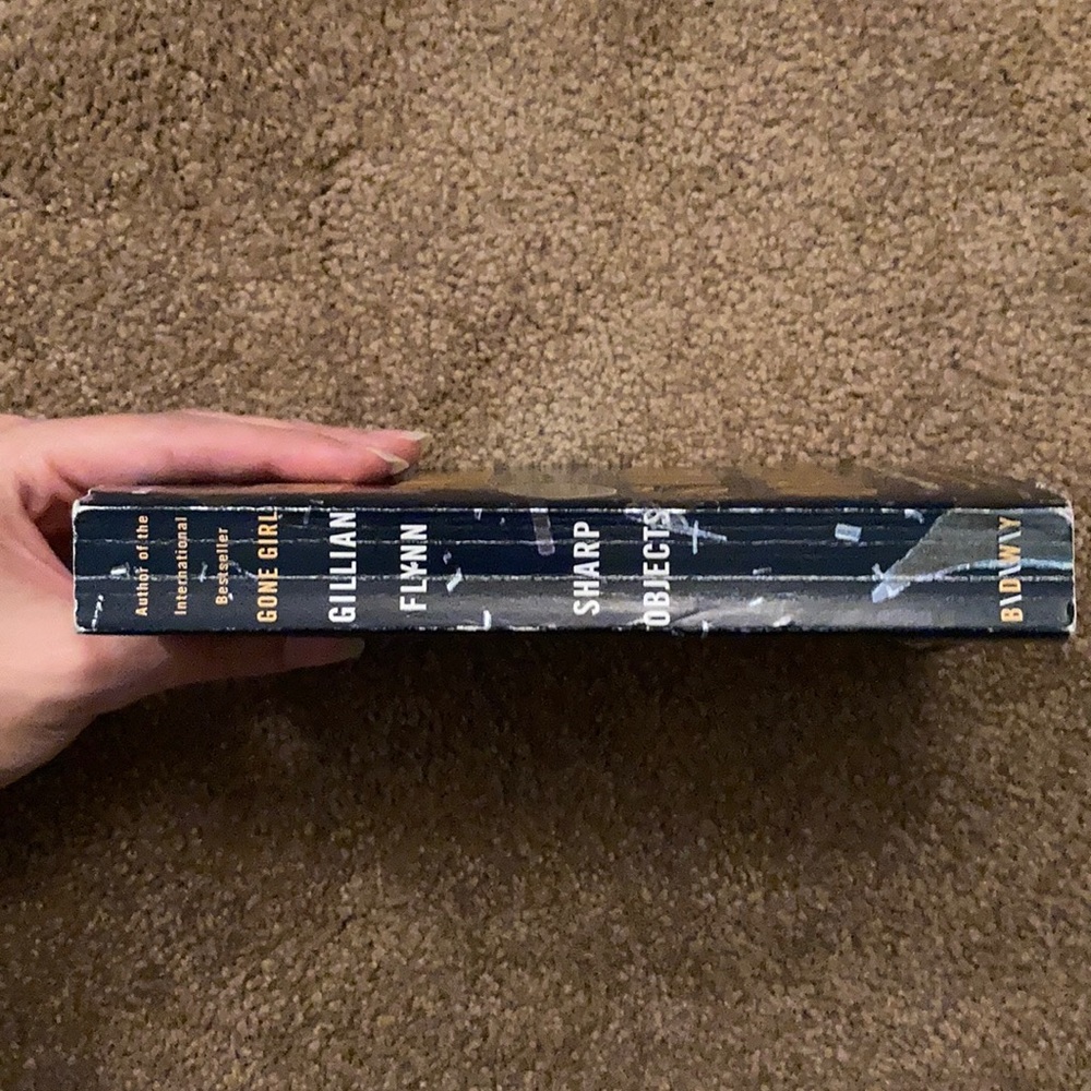 Sharp Objects by Gillian Flynn - Picture 3 of 4